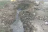 गामडा ब्राह्मनिया में जलदाय विभाग की लापरवाही से बस स्टेंड मुख्य सड़क खड्डों में तब्दील, युवाओ ने सड़क के खड्डों को रेत गिट्टी से भरा
