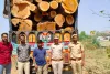 वन विभाग ने पकड़ा गीली लकडियो से भरा ट्रक, चालक को किया गिरफ्तार