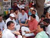 धरना स्थल :  भाजपा पार्षदों के धरना स्थल पर पहुचे पालिकाध्यक्ष, धरना ख़त्म करने का किया आग्रह