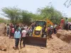 मजदुर की मौत :  मोरन नदी में रेत का टीला ढहने से मजदुर की मौत, जेसीबी की मदद से निकाला शव