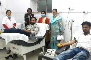 जन्मदिन पर 55 किमी दूर से जाकर दो रक्तवीरो ने किया रक्तदान