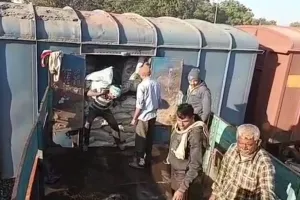 प्रधानमंत्री गरीब कल्याण योजना का 26 हजार क्विंटल गेंहू डूंगरपुर रेलवे स्टेशन पर पहुँचा