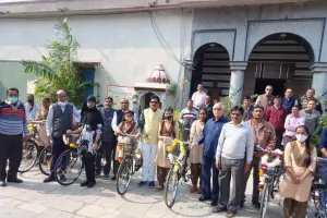 राजकीय महिपाल उच्च माध्यमिक विद्यालय में  33 बालिकाओं को साइकिलें वितरित की गई