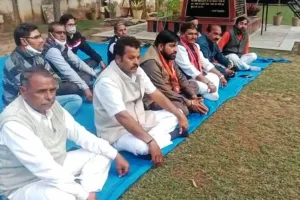 भाजपा ने पंजाब सरकार को बर्खास्त करने की मांग करते हुए दिया धरना