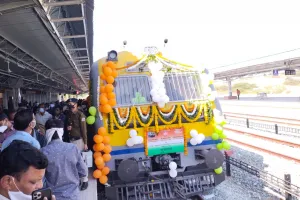लम्बे इन्तजार के बाद डूंगरपुर से अहमदाबाद के लिए रवाना हुई ट्रेन, डूंगरपुर रेलवे स्टेशन से हुआ डेमू ट्रेन का उदघाटन, चार सांसदों व रेलवे डीआरएम ने दिखाई हरी झंडी 