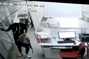 बंदूक की नोक पर तीन बदमाशो ने लूटी बनकोडा बैंक ऑफ़ बड़ोदा