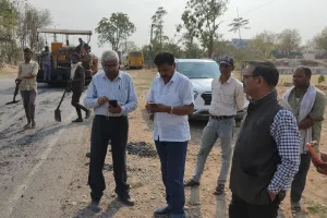 पैचवर्क की गुणवत्ता को लेकर पालिकाध्यक्ष ने जताई नाराजगी  