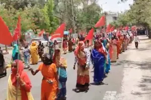 मजदूर दिवस : डूंगरपुर में विभिन्न मजदूर व श्रमिक संगठनों ने जिला मुख्यालय पर रैली निकालकर की आवाज़ बुलंद