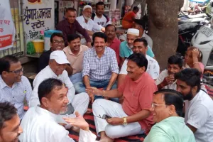 धरना स्थल :  भाजपा पार्षदों के धरना स्थल पर पहुचे पालिकाध्यक्ष, धरना ख़त्म करने का किया आग्रह
