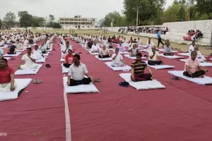 अंतर्राष्ट्रीय योग दिवस :  डूंगरपुर में मनाया आठवाँ अंतर्राष्ट्रीय योग दिवस, लक्ष्मण मैदान में लोगों ने किया योगाभ्यास