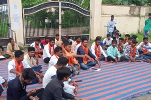 कुशलगढ़ में तीन व्याख्याताओं के स्थानांतरण पर महाविद्यालय के विद्यार्थियों का विरोध प्रदर्शन