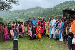 अलसीगढ़ के नाला फला गांव में राधा-कृष्ण बनकर ग्रामीण बच्चो ने मनाई जन्माष्टमी