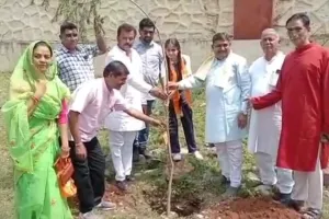 डूंगरपुर नगरपरिषद ने बनाया पीएम नरेंद्र मोदी का जन्मदिन, 72 बालिकाओं के हाथो लगवाये 72 पौधे