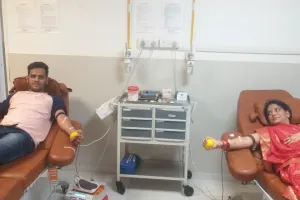 मरीज को आपातकालीन रक्त की आवश्यकता पर माँ-बेटे ने एकसाथ किया रक्तदान