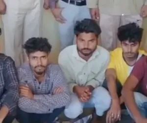 गुजरात बस में 110 बोतल अंग्रेजी शराब जब्त, पांच व्यक्तियों को किया गिरफ्तार, चौरासी थाना पुलिस ने की कार्रवाई