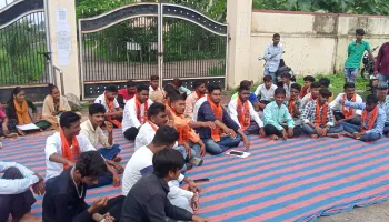 कुशलगढ़ में तीन व्याख्याताओं के स्थानांतरण पर महाविद्यालय के विद्यार्थियों का विरोध प्रदर्शन